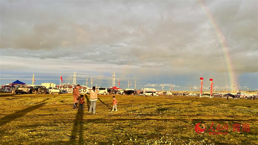 一家四口打卡彩虹。人民網(wǎng) 陳明菊攝