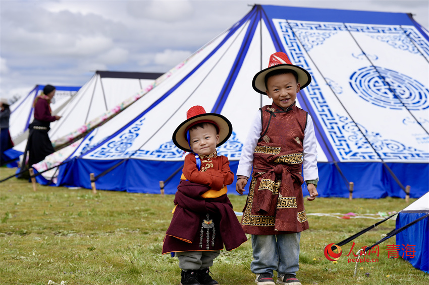 身著節(jié)日盛裝的小朋友。人民網(wǎng) 陳明菊攝