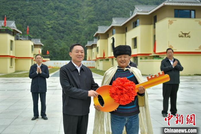 四川瀘定:部分村民遷新居地震災(zāi)后重建按下“加速鍵”