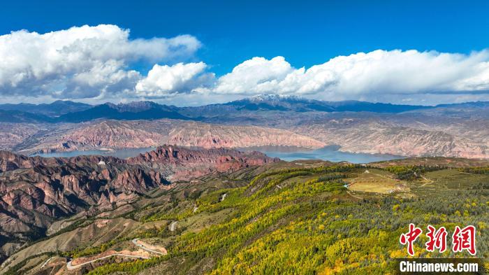 青?？膊祭锶站吧珘衙赖刭|(zhì)遺跡與黃河庫(kù)區(qū)相映襯