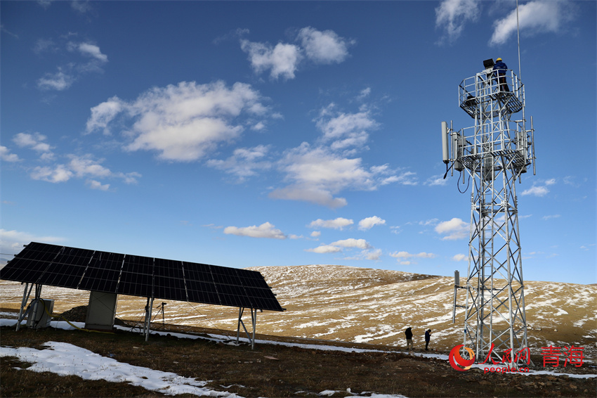 玉樹州曲麻萊縣黃河源流域約古宗列曲拍攝的中國移動5G基站。人民網(wǎng) 陳明菊攝