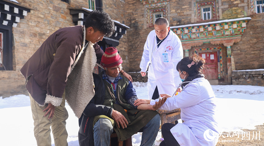 幫扶醫(yī)療小分隊成員為村民義診。劉學(xué)懿攝