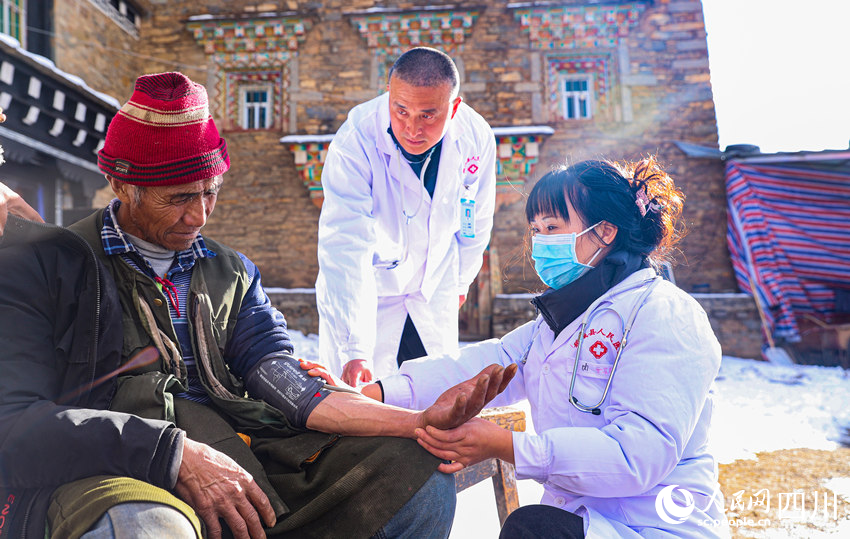 幫扶醫(yī)療小分隊(duì)成員為村民義診。劉學(xué)懿攝