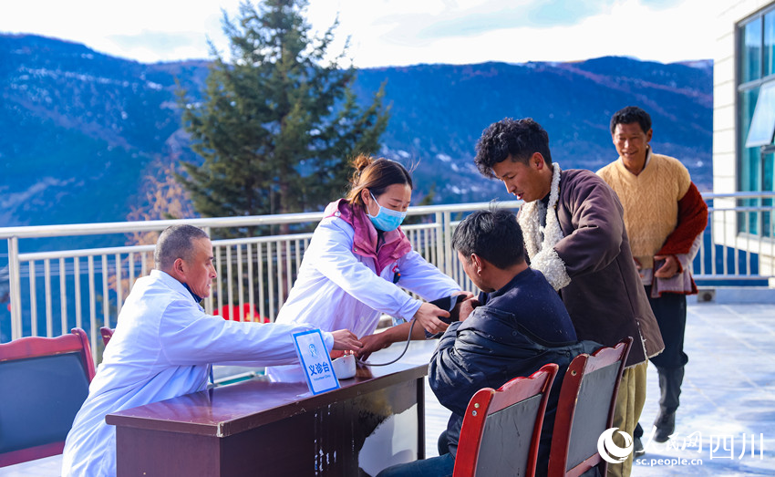 幫扶醫(yī)療小分隊(duì)成員為村民義診。劉學(xué)懿攝