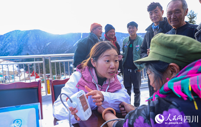 幫扶醫(yī)療小分隊(duì)成員為村民義診。劉學(xué)懿攝