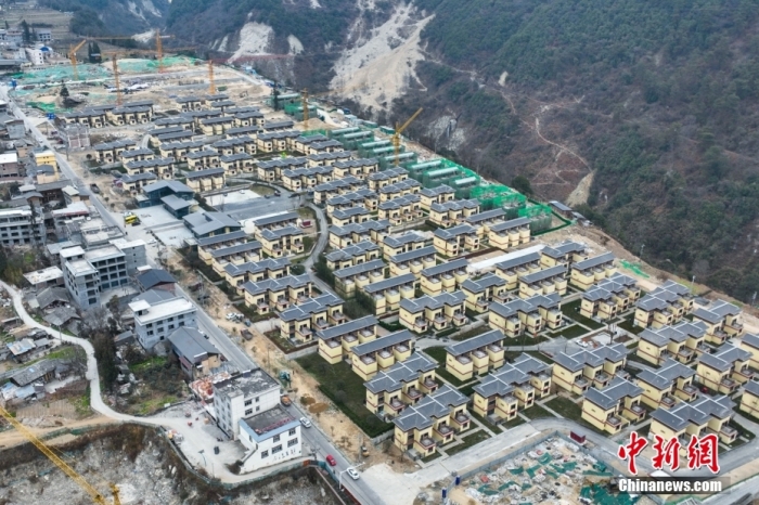 圖為2月1日，瀘定磨西鎮(zhèn)震后重建的安置小區(qū)。(無人機(jī)照片)<a target='_blank' href='/'><p  align=