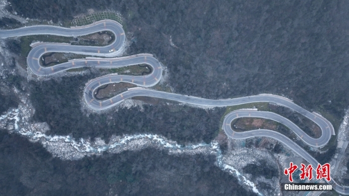 圖為2月1日，震后重建的海螺溝景區(qū)道路。(無人機(jī)照片)<a target='_blank' href='/'><p  align=