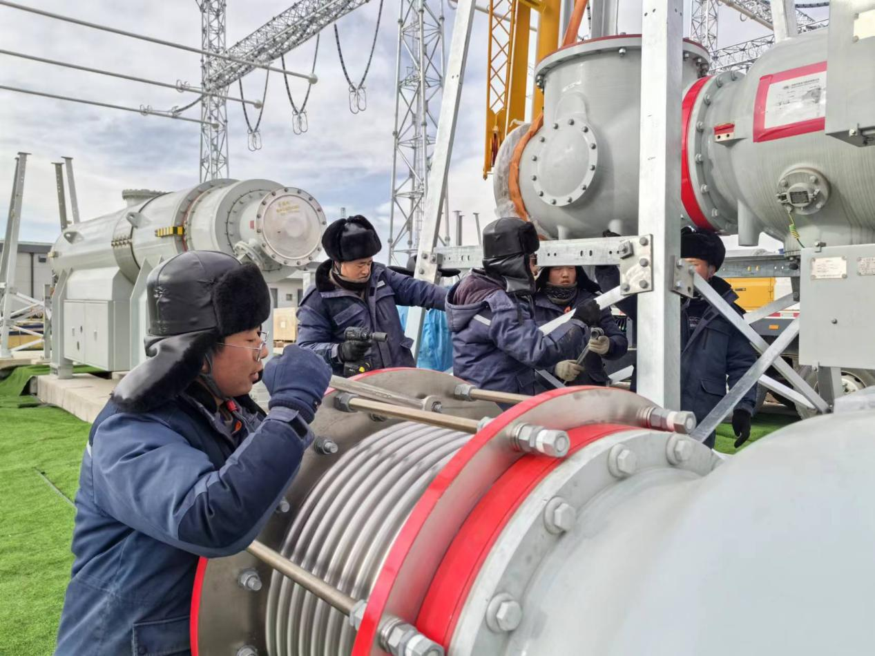 750千伏HGIS單元開蓋環(huán)節(jié)。王元明攝