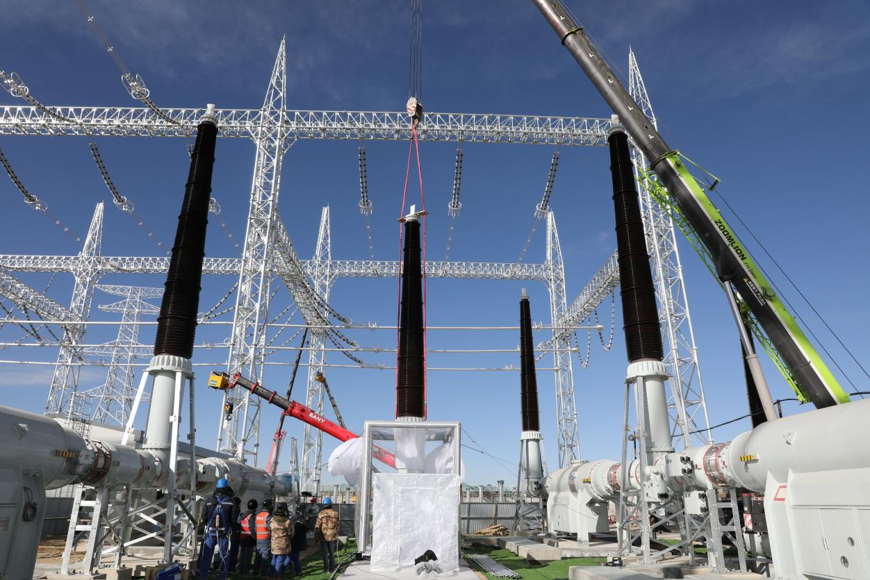 750千伏HGIS套管安裝工作。蒙珝攝