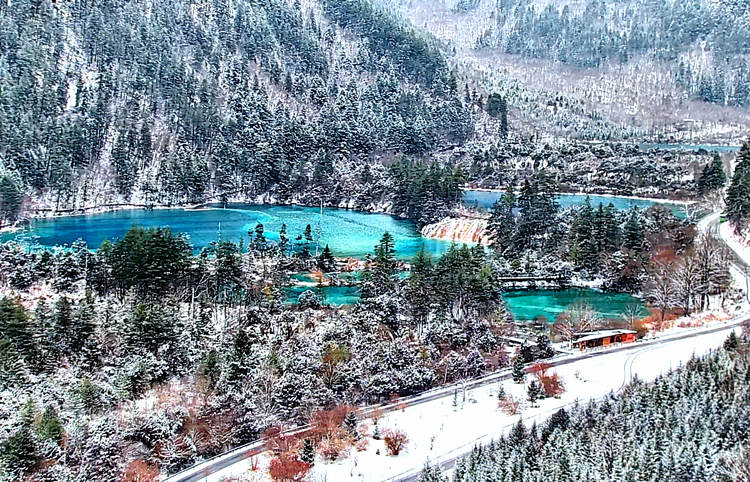 雪景中的海子。九管局供圖
