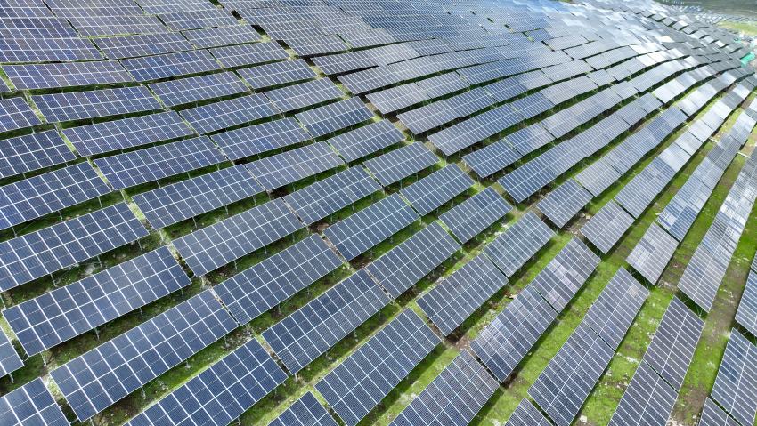 華電金川新能嘎斯都一期20萬(wàn)千瓦光伏項(xiàng)目。金川縣融媒體中心供圖