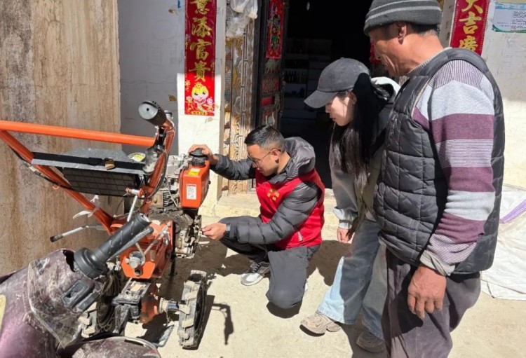 澤郎幫助村民檢查機(jī)械農(nóng)具。黑水縣融媒體中心供圖