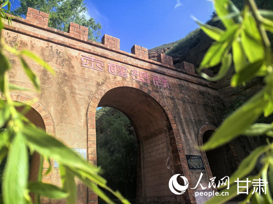 冶力關鎮(zhèn)嘆為觀止的丹霞地貌——赤壁幽谷。人民網記者 周婉婷攝