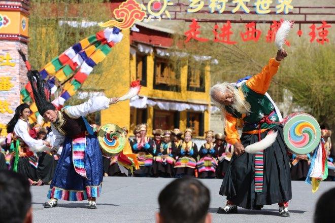 爺孫倆跳起舞來(lái)，鏗鏘有力。