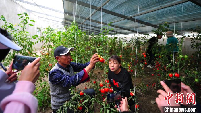 圖為群培(左)為青年職工進(jìn)行技術(shù)指導(dǎo)?！垈?攝