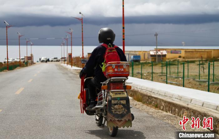 圖為白瑪從家中前往湖邊巡邏?！≮w朗 攝