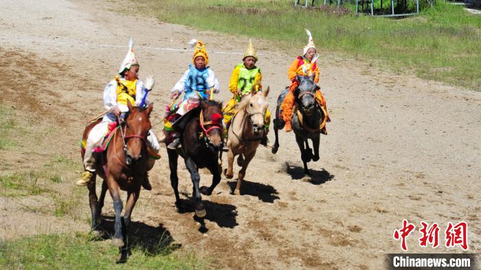 圖為少年騎手在比賽中?！垈?攝