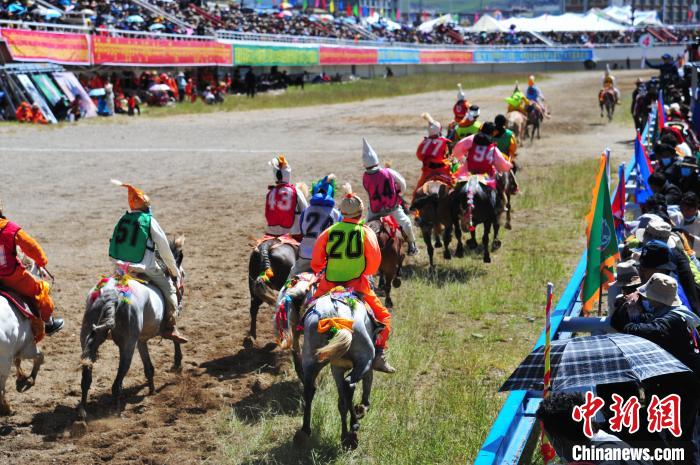 圖為少年騎手在比賽中?！垈?攝