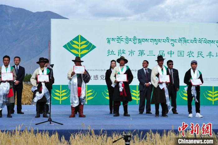 圖為活動(dòng)上獲得表彰的農(nóng)牧民?！垈?攝