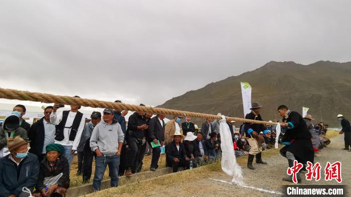 圖為當(dāng)日進(jìn)行的農(nóng)事趣味運(yùn)動(dòng)會(huì)?！垈?攝