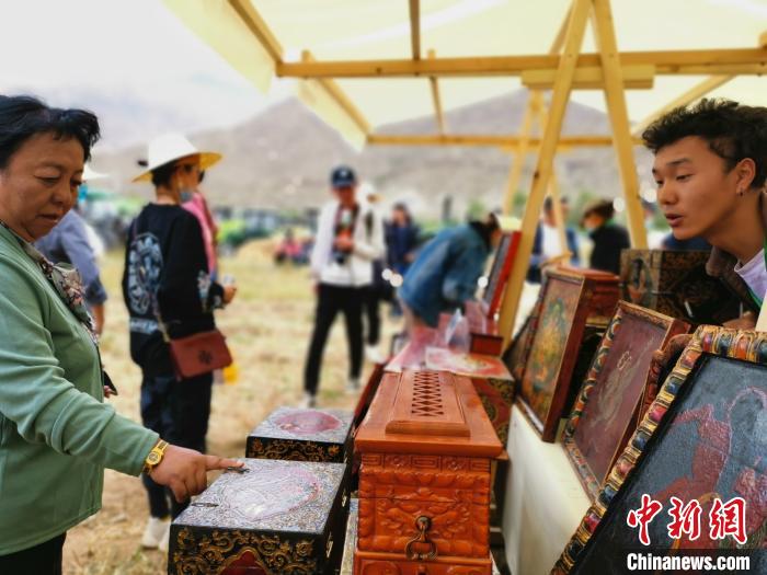 圖為拉薩市民在特色農(nóng)畜產(chǎn)品展示展銷會(huì)上選購(gòu)商品?！垈?攝