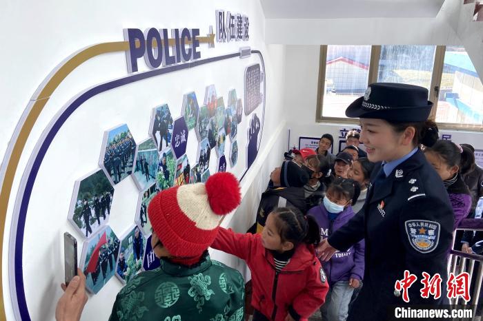 山南邊境管理支隊(duì)勒布邊境派出所舉行警營開放日活動(dòng)，邀請(qǐng)駐地民眾進(jìn)警營，了解民警工作生活?！∏f冀 攝