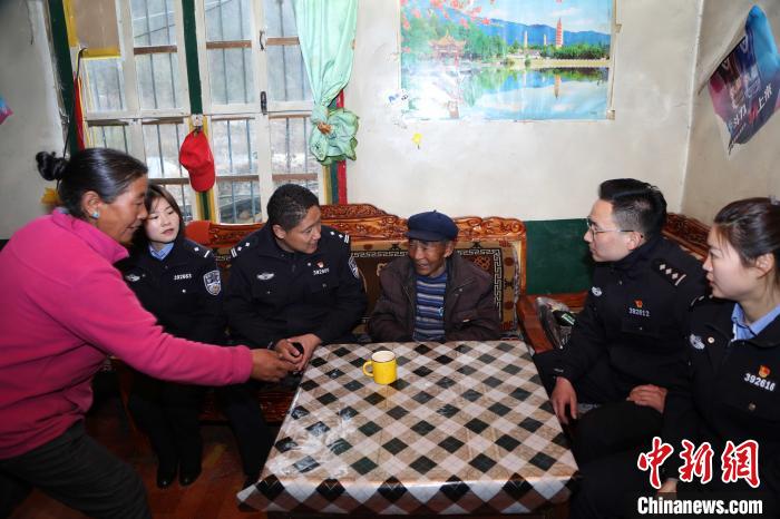 亞東出入境邊防檢查站民警走訪慰問轄區(qū)困難群眾?！堄陱?qiáng) 攝