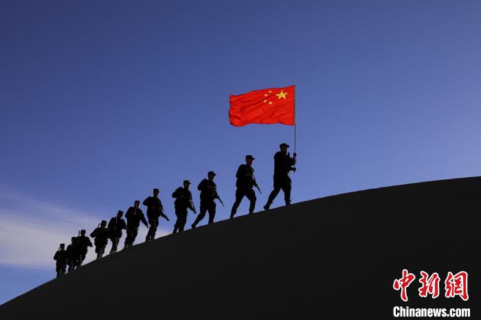 日喀則邊境管理支隊(duì)幾腳橋邊境檢查站民警在轄區(qū)開展巡邏工作?！↓埿▲P 攝