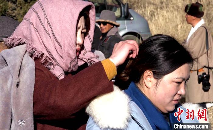 圖為1月13日，電影《雪域青春》群眾演員做拍攝準(zhǔn)備。　貢桑拉姆 攝