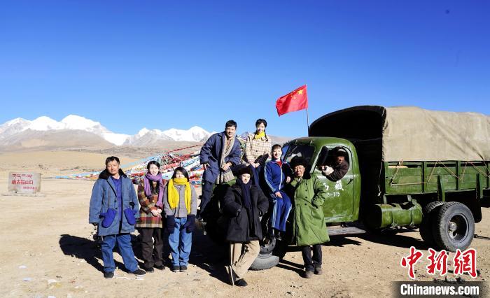 圖為電影《雪域青春》主創(chuàng)團隊在西藏唐古拉山拍攝點?！z制組供圖 攝