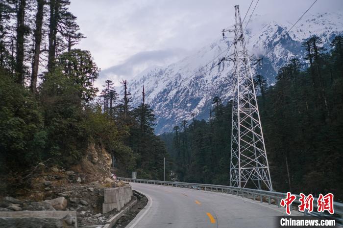 目前唯一進(jìn)出墨脫的公路波墨公路?！『闻罾?攝