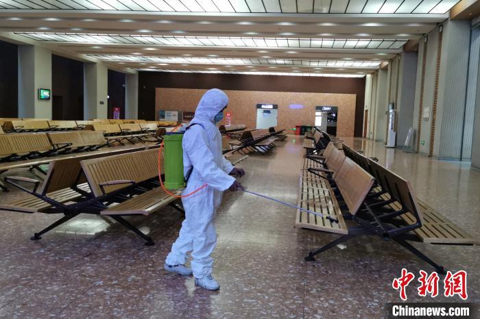 圖為拉薩車站工作人員在候車室進(jìn)行消毒?！±詈Ｐ?攝