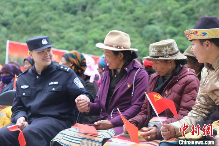 圖為李陽副所長(前排左一)與卓嘎、央宗姐妹共同參加愛國主義教育活動(dòng)。　德吉 攝