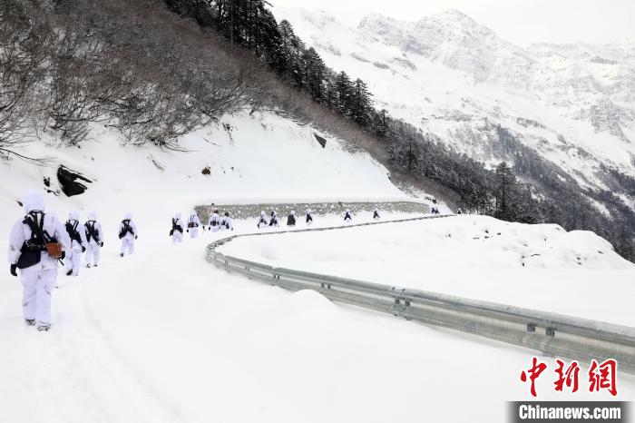 圖為徒步前進(jìn)?！铎o 攝