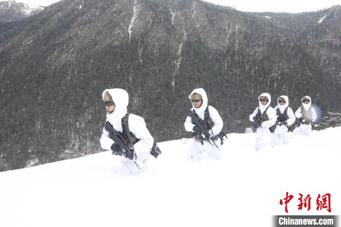 圖為徒步前進(jìn)?！〗有?攝