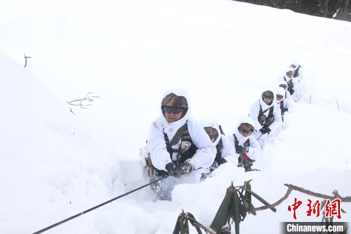圖為依靠纜繩攀爬。　楊靜 攝