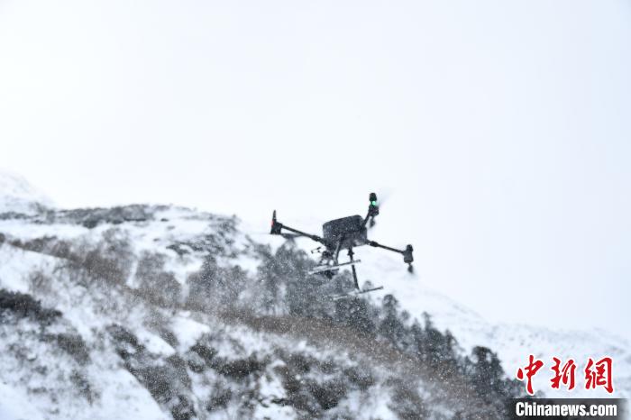 圖為無人機(jī)檢跡。　靳河新 攝