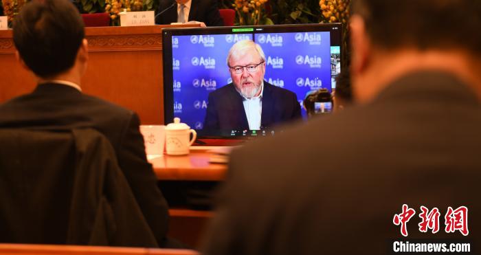 圖為外國(guó)專家通過線上進(jìn)行分享交流。　趙朗 攝