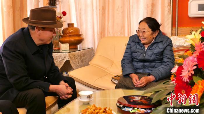 西藏自治區(qū)黨委統(tǒng)戰(zhàn)部部長旦科一行慰問黨外人士、愛國宗教人士及歸國藏胞