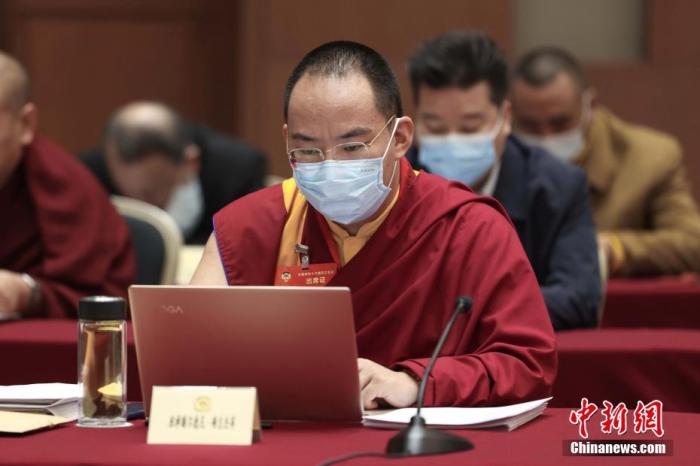 3月9日上午，全國政協(xié)十三屆四次會議舉行小組會議，討論“兩高”工作報告，審議各項決議和報告草案。圖為北京友誼賓館宗教界別委員小組會議現(xiàn)場，全國政協(xié)常委、中國佛教協(xié)會副會長、中國佛教協(xié)會西藏分會會長班禪額爾德尼·確吉杰布參加討論。<a target='_blank' ><p  align=