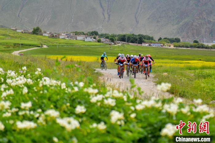 資料圖為2019年，西藏拉薩在堆龍德慶區(qū)舉行楚布溝山地自行車越野賽?！〗w波 攝