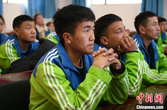 圖為學(xué)生在聆聽(tīng)授課。