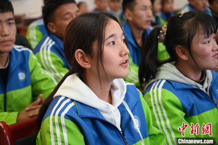 圖為學(xué)生在聆聽(tīng)授課。