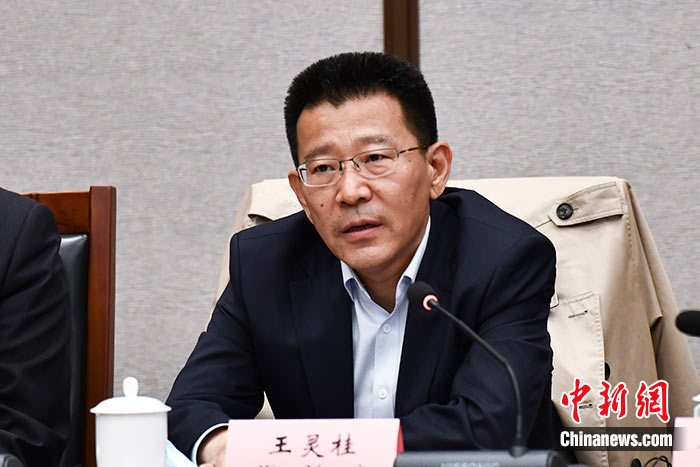 5月16日，由中國社會科學(xué)院西藏智庫、中國社會科學(xué)院民族學(xué)與人類學(xué)研究所主辦的第五屆西藏智庫國際論壇在北京舉行。中國社會科學(xué)院副院長王靈桂在致辭中表示，今年是西藏和平解放70周年，西藏人民團(tuán)結(jié)奮斗，把貧窮落后的舊西藏建設(shè)成經(jīng)濟(jì)發(fā)展、文化繁榮、社會進(jìn)步、環(huán)境良好、生活幸福的社會主義新西藏，西藏歷史上第一次徹底消滅了絕對貧困，同全國人民一起，西藏各族人民已經(jīng)走進(jìn)全面建成小康社會的新時代，進(jìn)入歷史發(fā)展的新坐標(biāo)。 <a target='_blank' ><p  align=