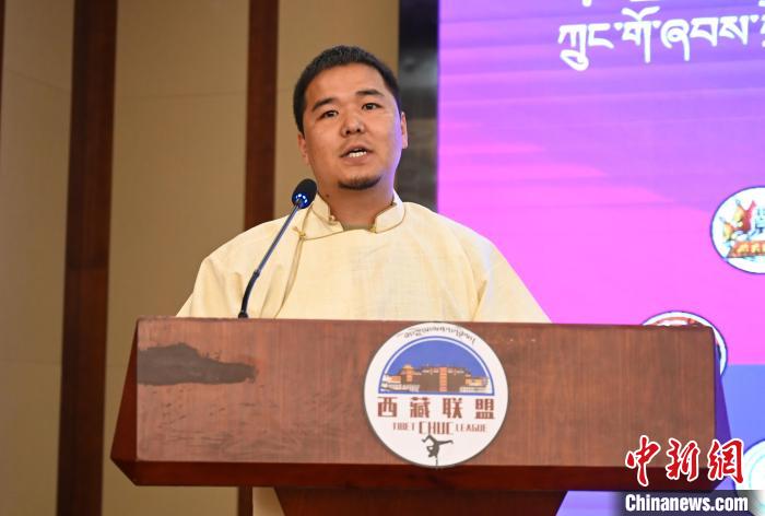 圖為西藏街舞聯(lián)盟常務(wù)副主任朗卡旺青致辭?！≮w朗 攝