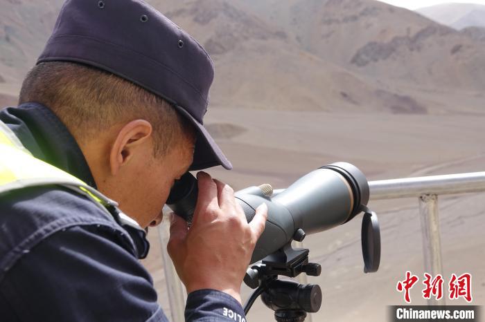 索朗曲扎用望遠(yuǎn)鏡查看邊境情況?！∪轿木?攝