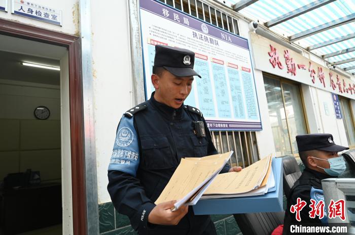 圖為洛桑朗嘎向記者展示卷宗。　趙朗 攝