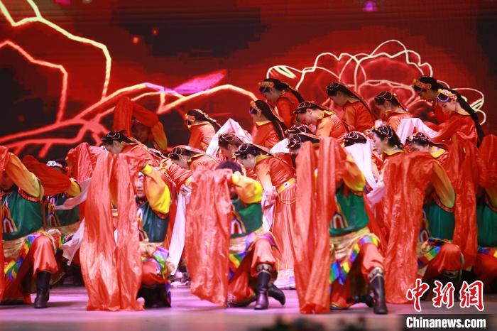 圖為農(nóng)行西藏分行演出現(xiàn)場?！∞r(nóng)行西藏分行 供圖