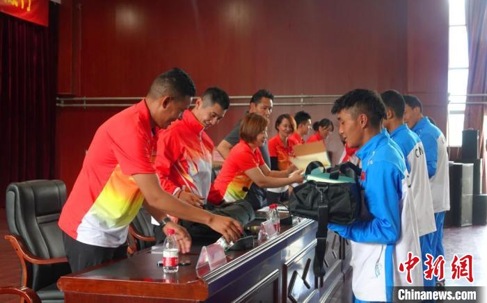 圖為世界冠軍們?yōu)槲鞑刈灾螀^(qū)體校的學(xué)生們送上暖心物資?！∪轿木?攝