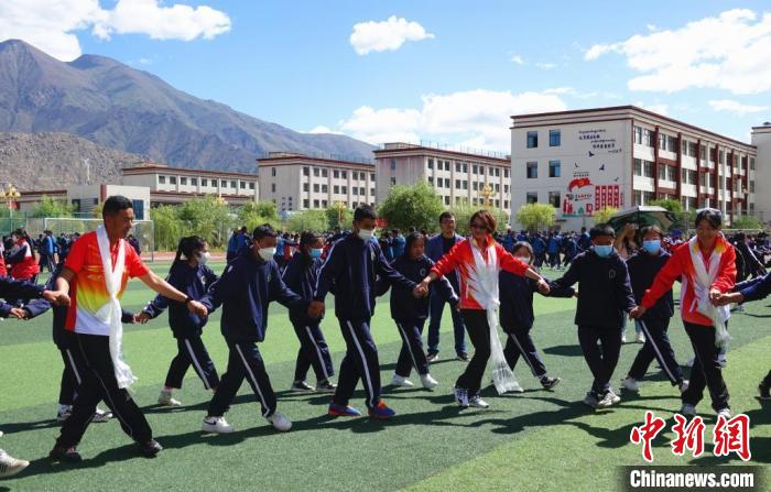 圖為世界冠軍與拉薩阿里地區(qū)高級中學(xué)學(xué)生一起跳鍋莊?！∪轿木?攝